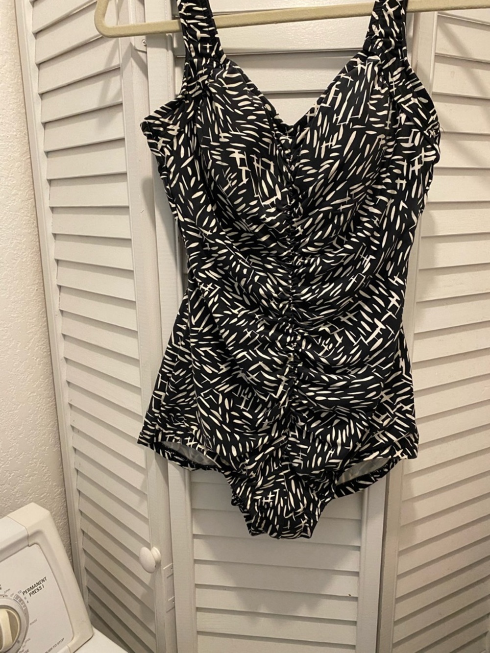 AZUL Women’s 1pc “Swimsuit w/Ruching Front” Size 12 Black/Cream Flecks EUC